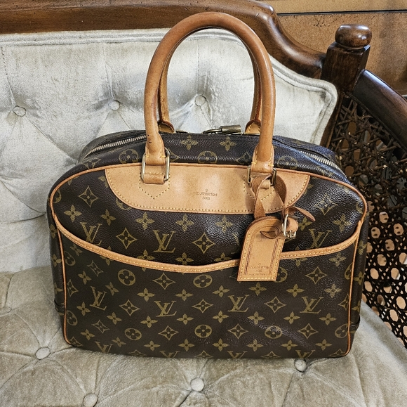 Louis Vuitton Handbags - Authentic Louis Vuitton monogram Canvas Deauville